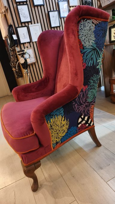 LES OREILLES fauteuil à oreille entierement retapissé et regarnit