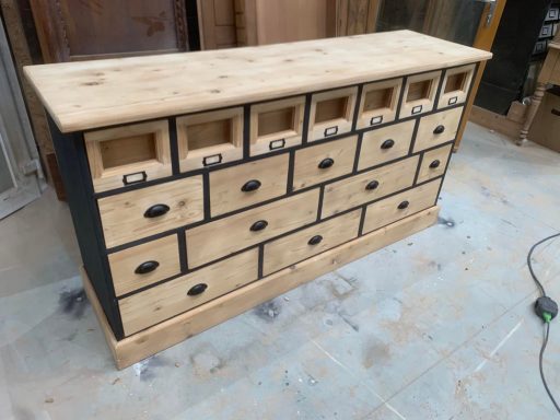 Commode en bois avec plusieurs tiroirs et cases ouvertes sur le dessus.