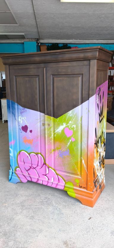 LA STREET ART armoire en pin aerogommée et graffée street art