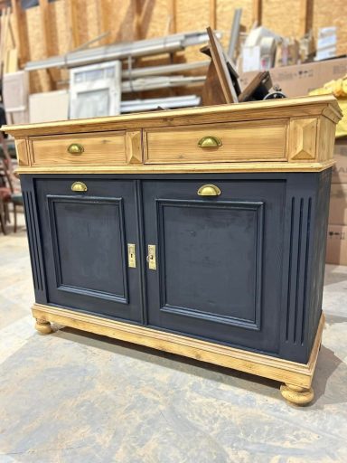 Buffet en bois avec tiroirs et portes, finition noire et bois naturel.